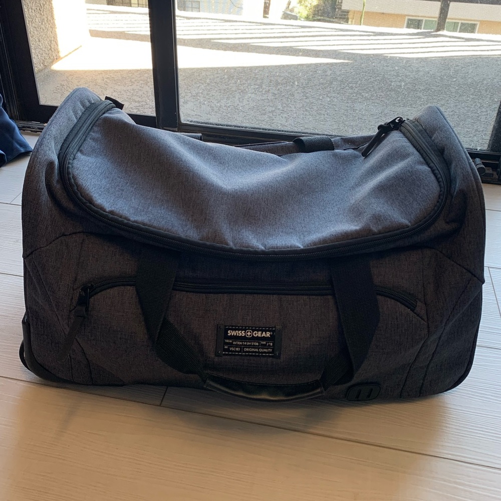 SwissGear Rolling Diffel Bag in Heather Grey